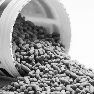 Thức ăn , dụng cụ cho ăn